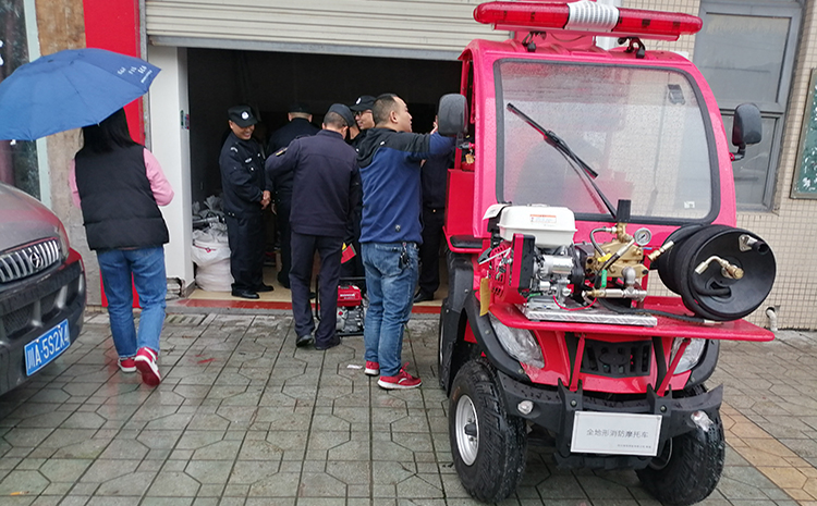 學(xué)府社區(qū)消防摩托車(chē).jpg 學(xué)府社區(qū)消防摩托車(chē).jpg